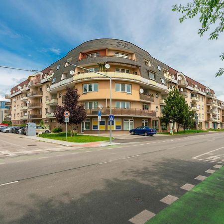 Apartmany Zlatovska Trencin Bagian luar foto