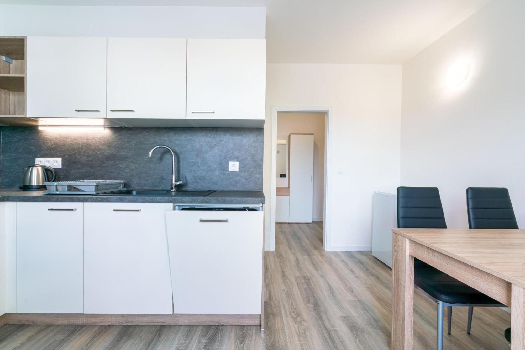 Apartmany Zlatovska Trencin Bagian luar foto