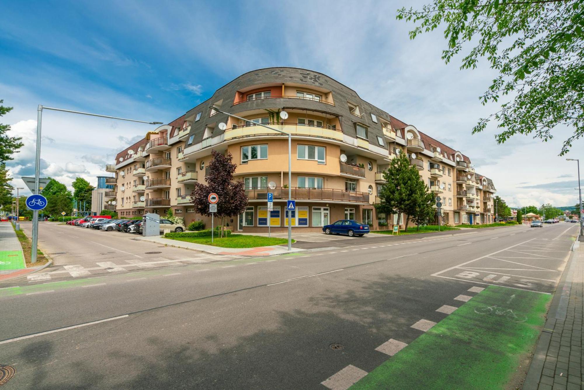 Apartmany Zlatovska Trencin Bagian luar foto